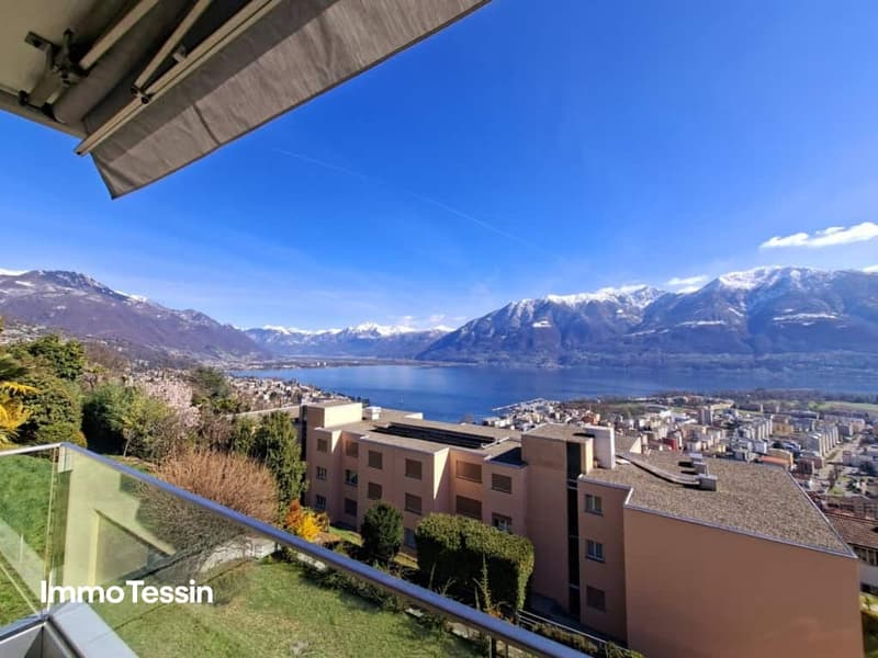 Totaler Blick auf den Lago Maggiore 118 m hoch über Locarno 10