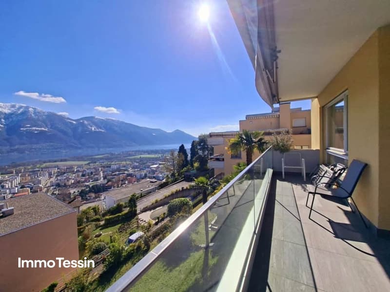 Totaler Blick auf den Lago Maggiore 118 m hoch über Locarno 12