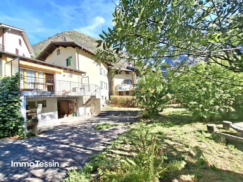 2-Familienhaus mit scho?nem Garten an interessanter Lage im sonnigen Bleniotal03