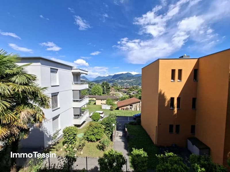 Grosses und schönes Familien- oder Homeoffice-Haus an ruhiger und sonniger Lage mit Garten, Terrassen und Parkplätzen 5