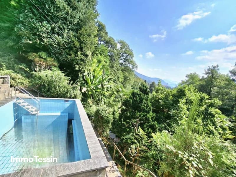 An dominanter und ruhiger Lage mit Pool und 2 Gebäude01