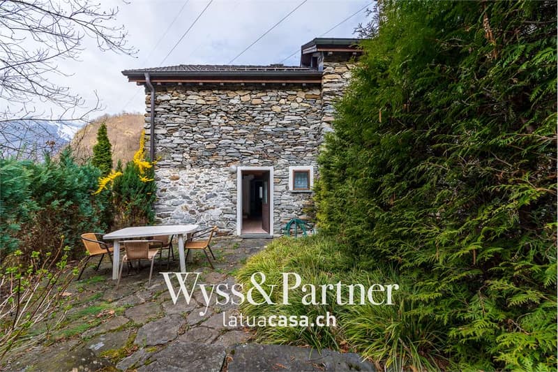 Menzonio - Incantevole rustico su tre livelli. (12)