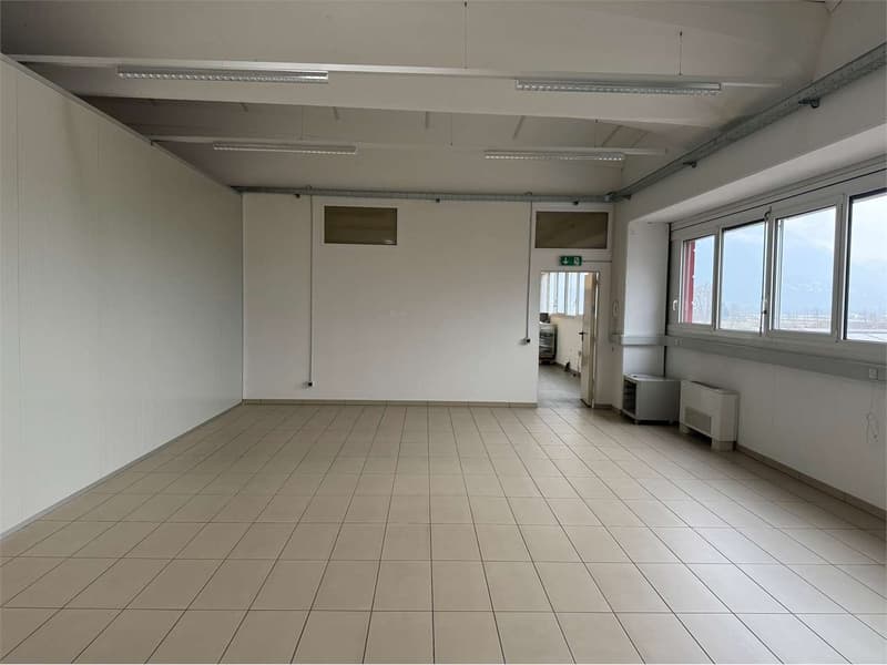Spazio commerciale polifunzionale - Posizione centrale e strategica (1)