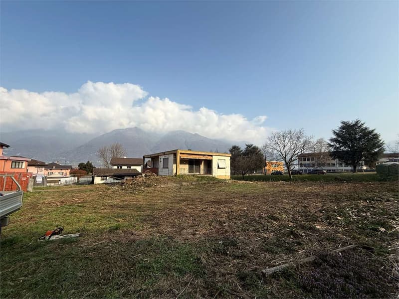 Vendesi terreno edificabile (1)