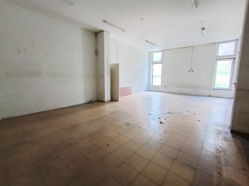 empty room, white walls, tile floor, three windows