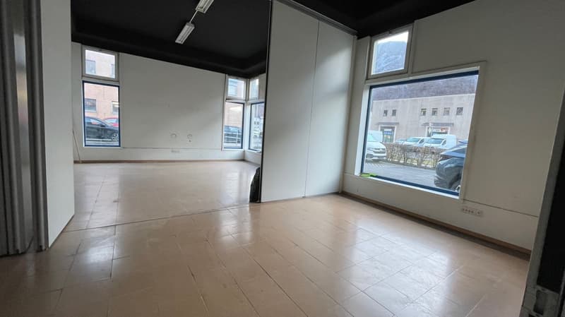 empty room, large windows, white walls, tiled floor