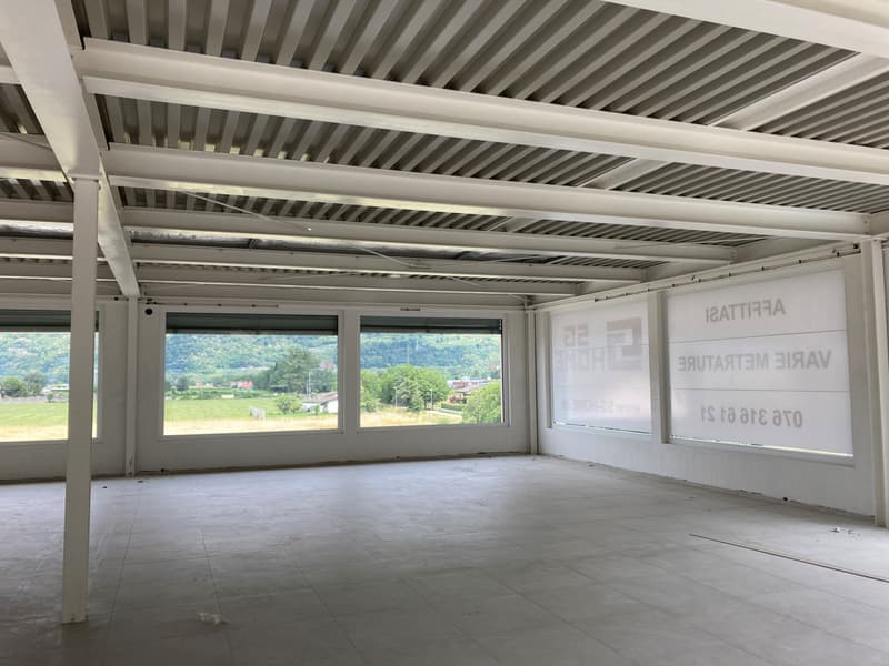 empty room, white walls, white ceiling, large windows, tiled floor, view of the outside