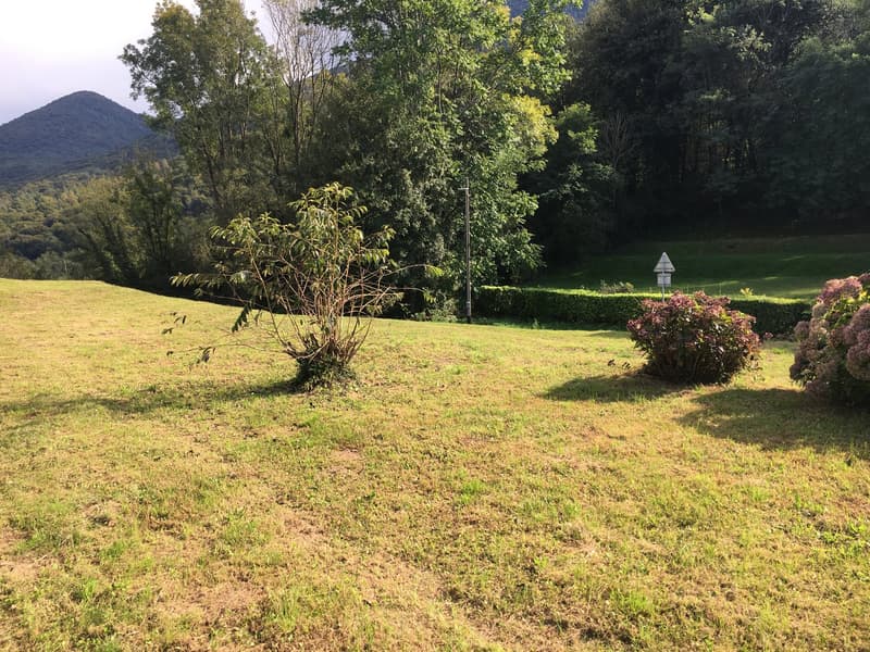 "Terreno pianeggiante R3 in zona residenziale/commerciale 2200 mq"