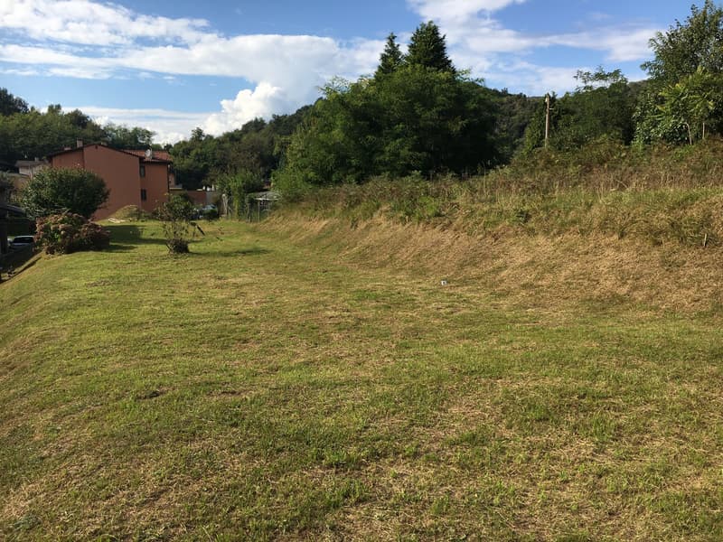 "Terreno pianeggiante R3 in zona residenziale/commerciale 2200 mq"