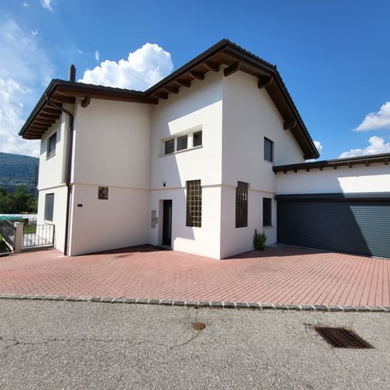 Breganzona , Soleggiata   Ampia Casa Indipendente con tre appartamenti , Giardino  privato (3)