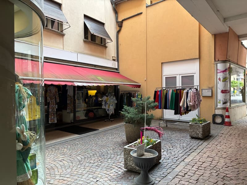 Cedesi negozio di abbigliamento in essere da 30 anni (1)