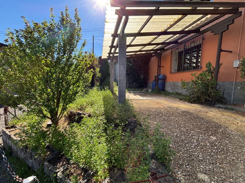 Casa indipendente con terrazzo, vista aperta e piccolo giardino (3)