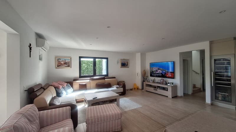 Soleggiata, Comodità, Elegante, Moderna, Spaziosa Villa con giardino (9)