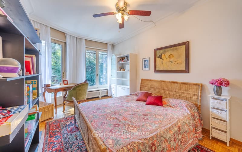 Elegante Villa con Piscina e Vista Panoramica a Collina d'Oro (24)