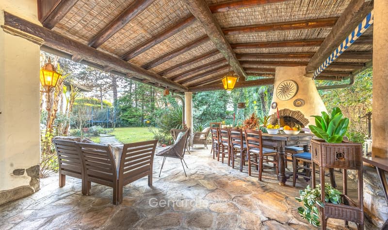 Elegante Villa con Piscina e Vista Panoramica a Collina d'Oro (11)
