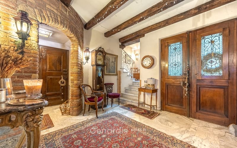 Elegante Villa con Piscina e Vista Panoramica a Collina d'Oro (2)