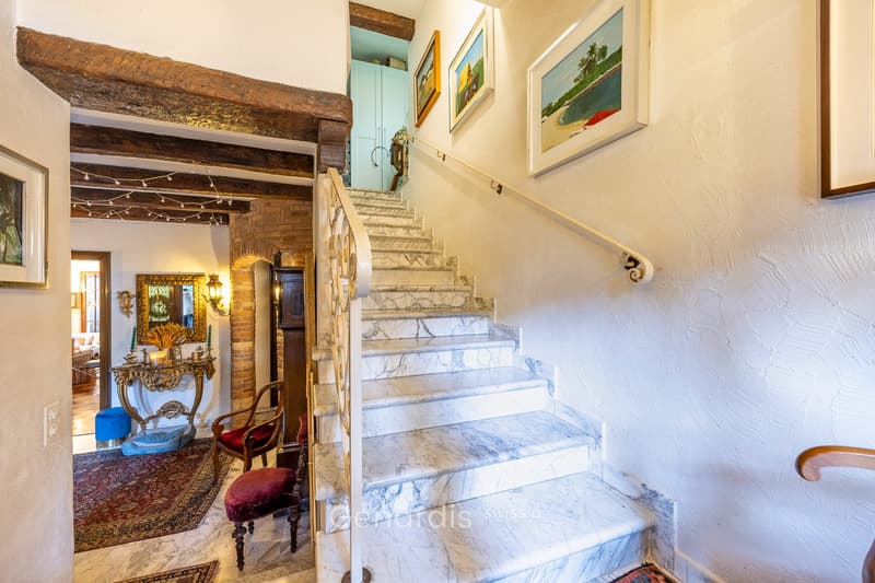 Elegante Villa con Piscina e Vista Panoramica a Collina d'Oro (19)