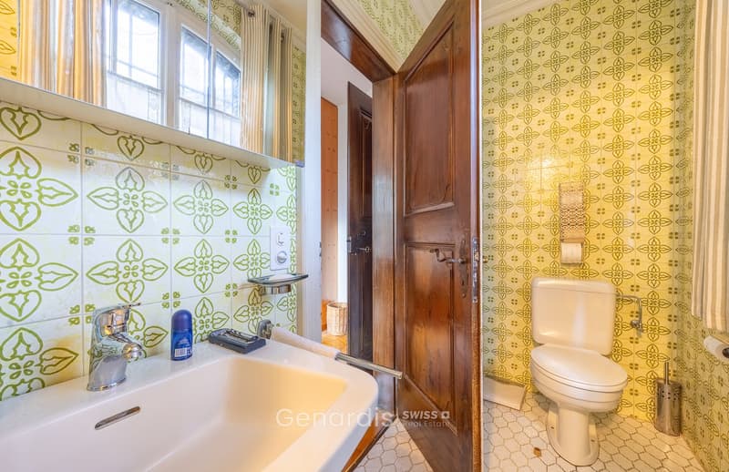 Elegante Villa con Piscina e Vista Panoramica a Collina d'Oro (13)
