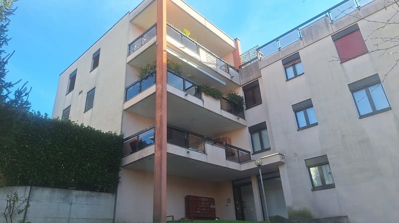 Soleggiato, Confortevole Appartamento con grande Terrazza, Posto Auto (1)