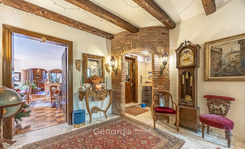 Elegante Villa con Piscina e Vista Panoramica a Collina d'Oro (3)