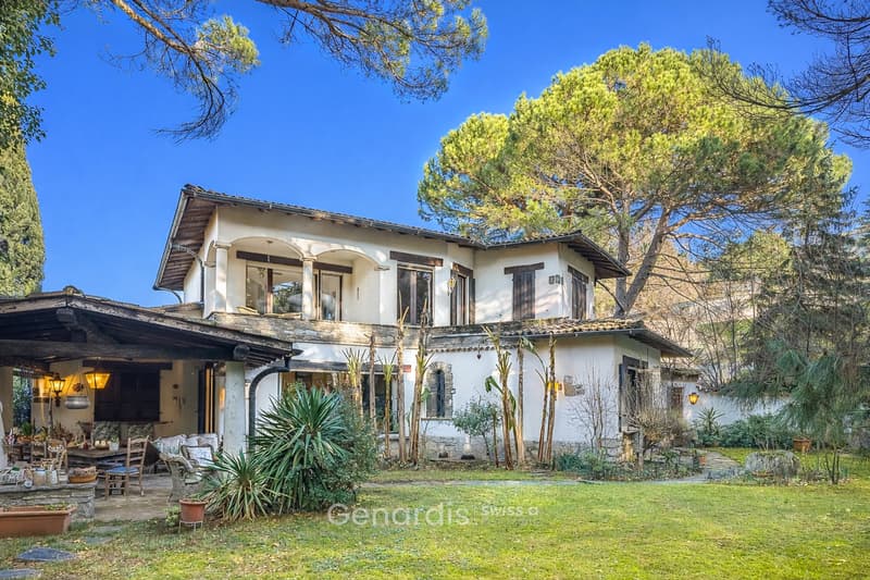 Elegante Villa con Piscina e Vista Panoramica a Collina d'Oro (1)