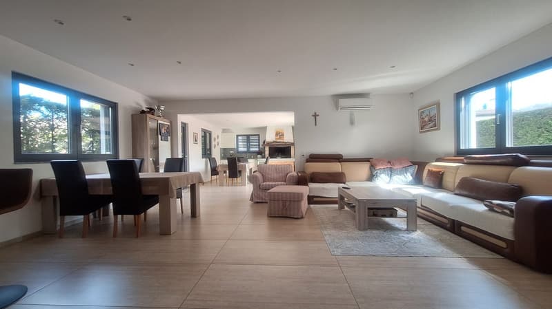 Soleggiata, Comodità, Elegante, Moderna, Spaziosa Villa con giardino (7)
