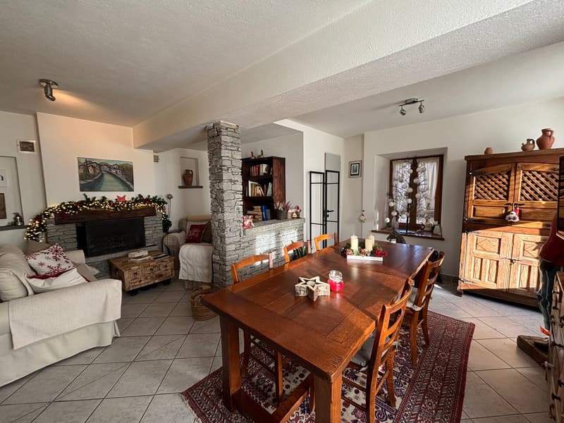 Splendida casa mono/bifamiliare di 8 locali a Curio (2)