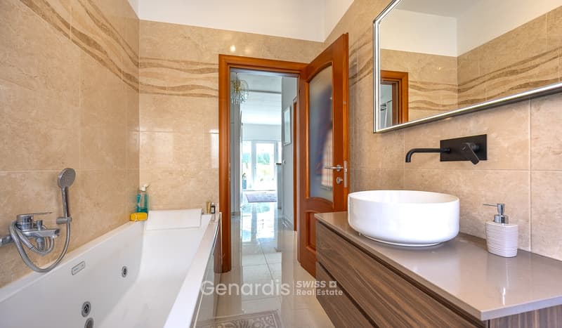 Splendida Villa con Piscina e Vista Montagna a Lavena Ponte Tresa (13)