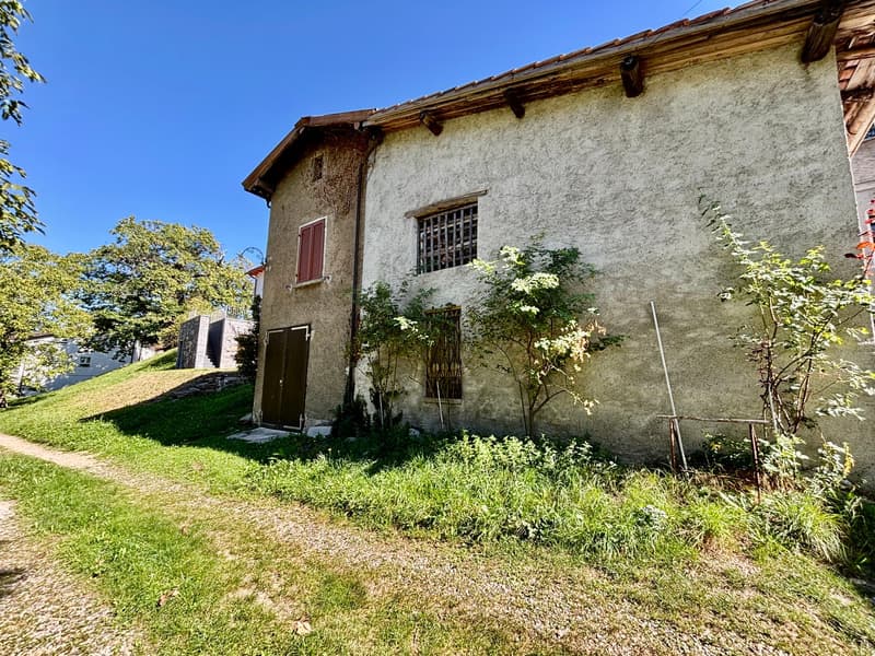 Casa storica con giardino + stalla da ristrutturare + garage a Breno (3)