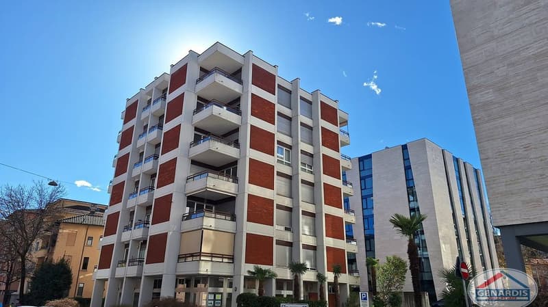 Centro Lugano , Al Piano Attico , loc 2,5, Terrazza, Balcone, Posto Auto coperto. (3)