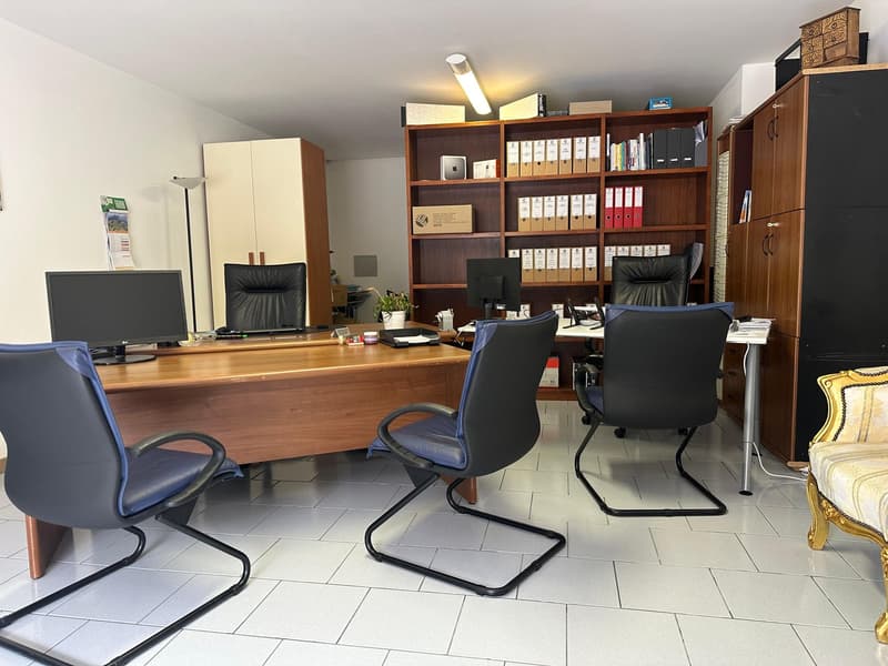 Comodo spazio commerciale / ufficio a Roveredo (1)