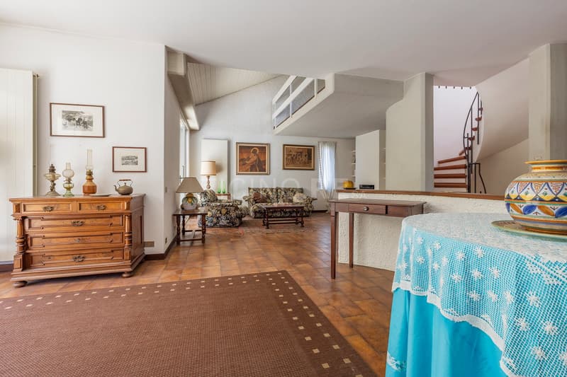 Villa con ampio giardino  – a pochi minuti dal confine italo-svizzero (4)
