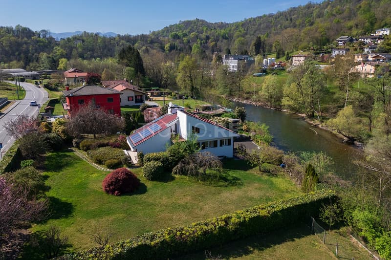 Villa con ampio giardino  – a pochi minuti dal confine italo-svizzero (11)