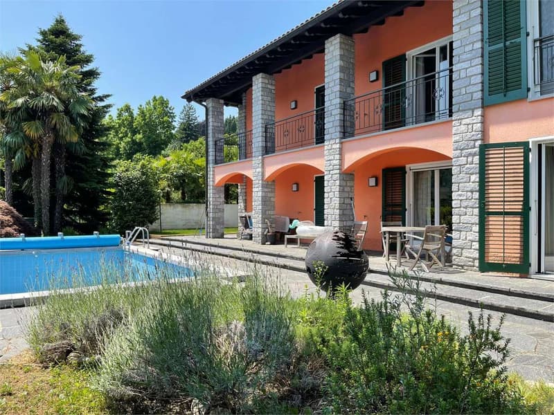 Villa rinnovata in stile mediterraneo con piscina (1)