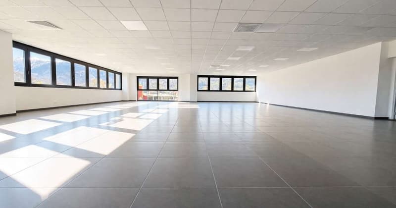 Spazio commerciale con ampie vetrate in posizione strategica (4)