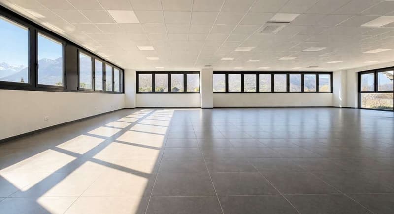Spazio commerciale con ampie vetrate in posizione strategica (6)