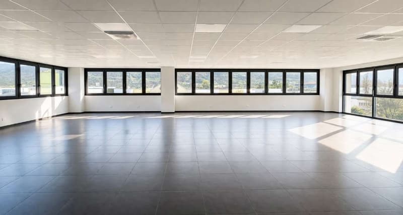 Spazio commerciale con ampie vetrate in posizione strategica (2)