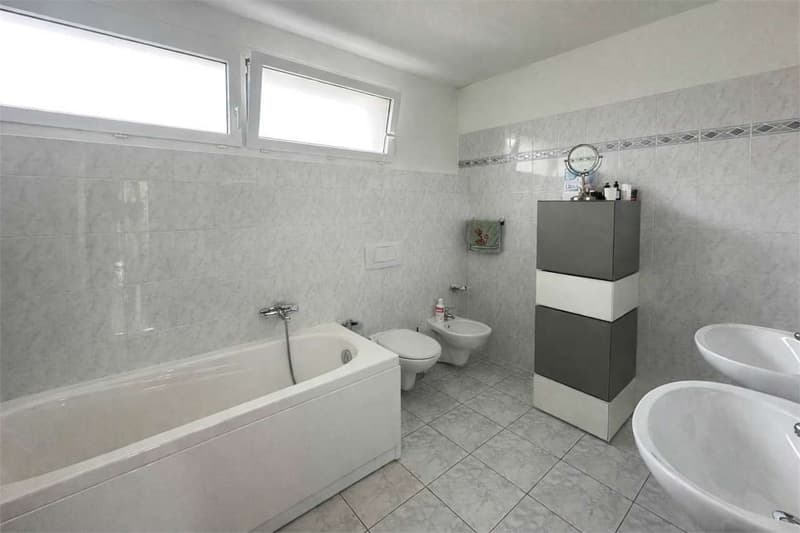 CONFORTEVOLE E AMPIO APPARTAMENTO CON TERRAZZO E VISTA (7)