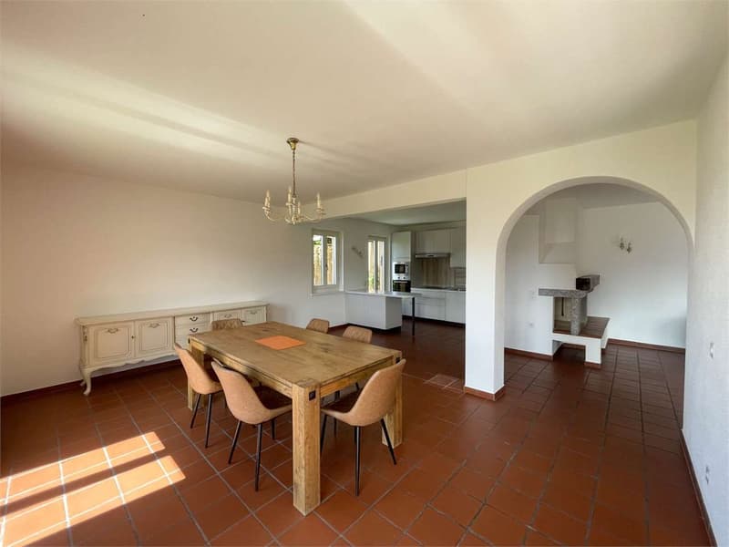 OASI PRIVATA A PORZA CON GIARDINO, PISCINA COPERTA E VISTA LAGO (7)