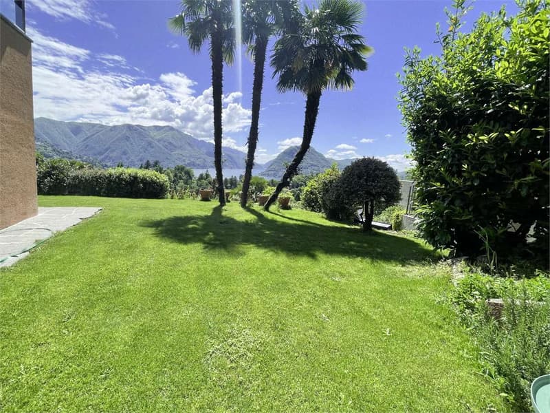 OASI PRIVATA A PORZA CON GIARDINO, PISCINA COPERTA E VISTA LAGO (12)