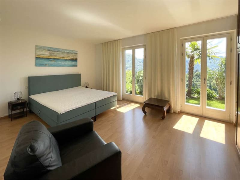OASI PRIVATA A PORZA CON GIARDINO, PISCINA COPERTA E VISTA LAGO (8)