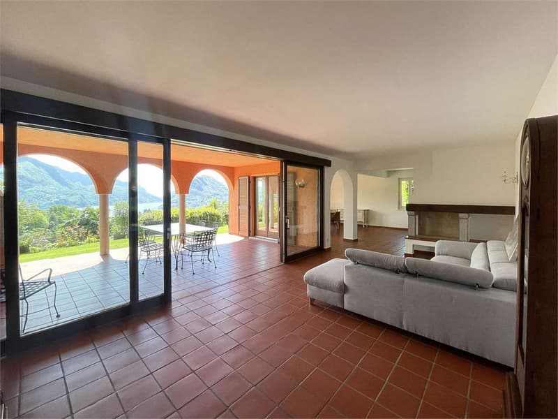 OASI PRIVATA A PORZA CON GIARDINO, PISCINA COPERTA E VISTA LAGO (2)