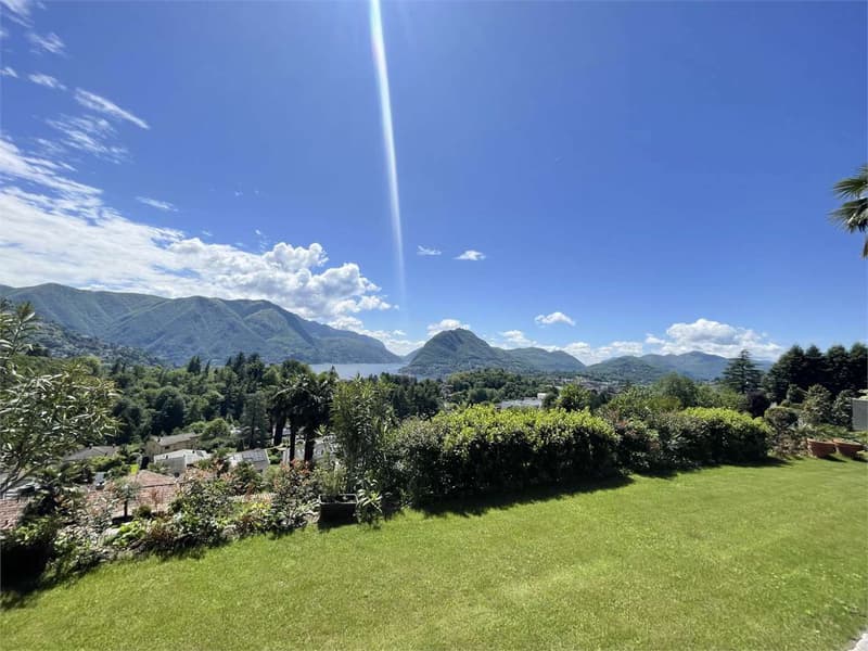 OASI PRIVATA A PORZA CON GIARDINO, PISCINA COPERTA E VISTA LAGO (5)