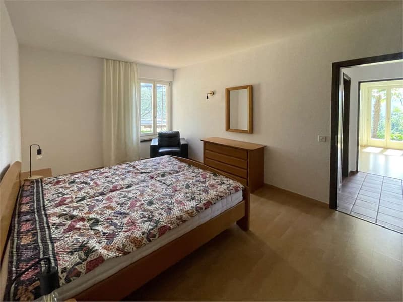 OASI PRIVATA A PORZA CON GIARDINO, PISCINA COPERTA E VISTA LAGO (9)