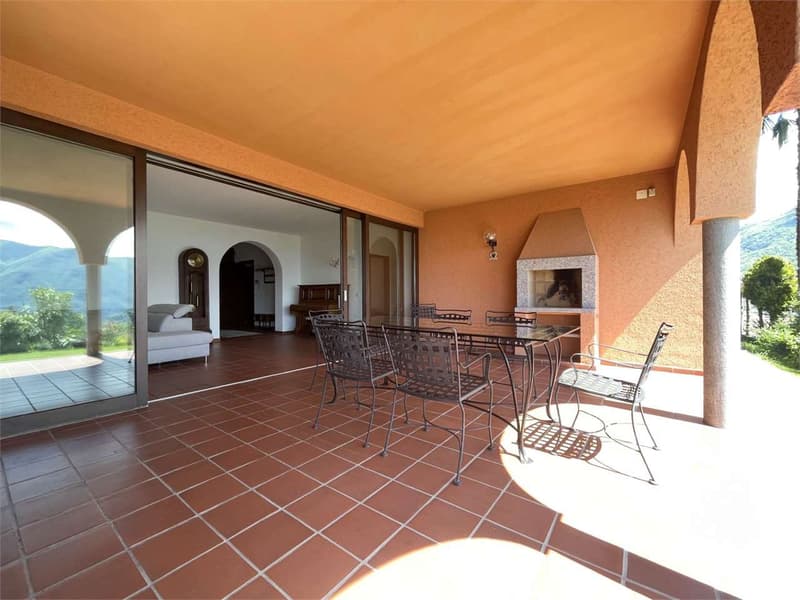 OASI PRIVATA A PORZA CON GIARDINO, PISCINA COPERTA E VISTA LAGO (4)