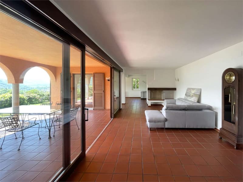 OASI PRIVATA A PORZA CON GIARDINO, PISCINA COPERTA E VISTA LAGO (3)