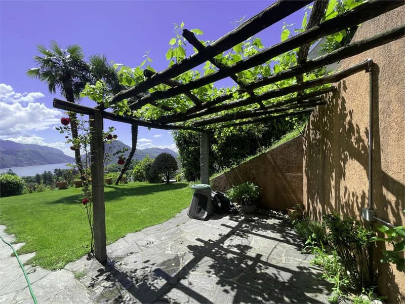 OASI PRIVATA A PORZA CON GIARDINO, PISCINA COPERTA E VISTA LAGO (13)