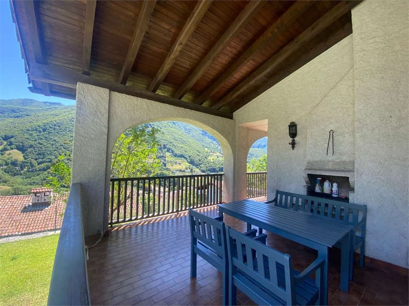 Villa bifamiliare immersa nel verde con vista panoramica (9)