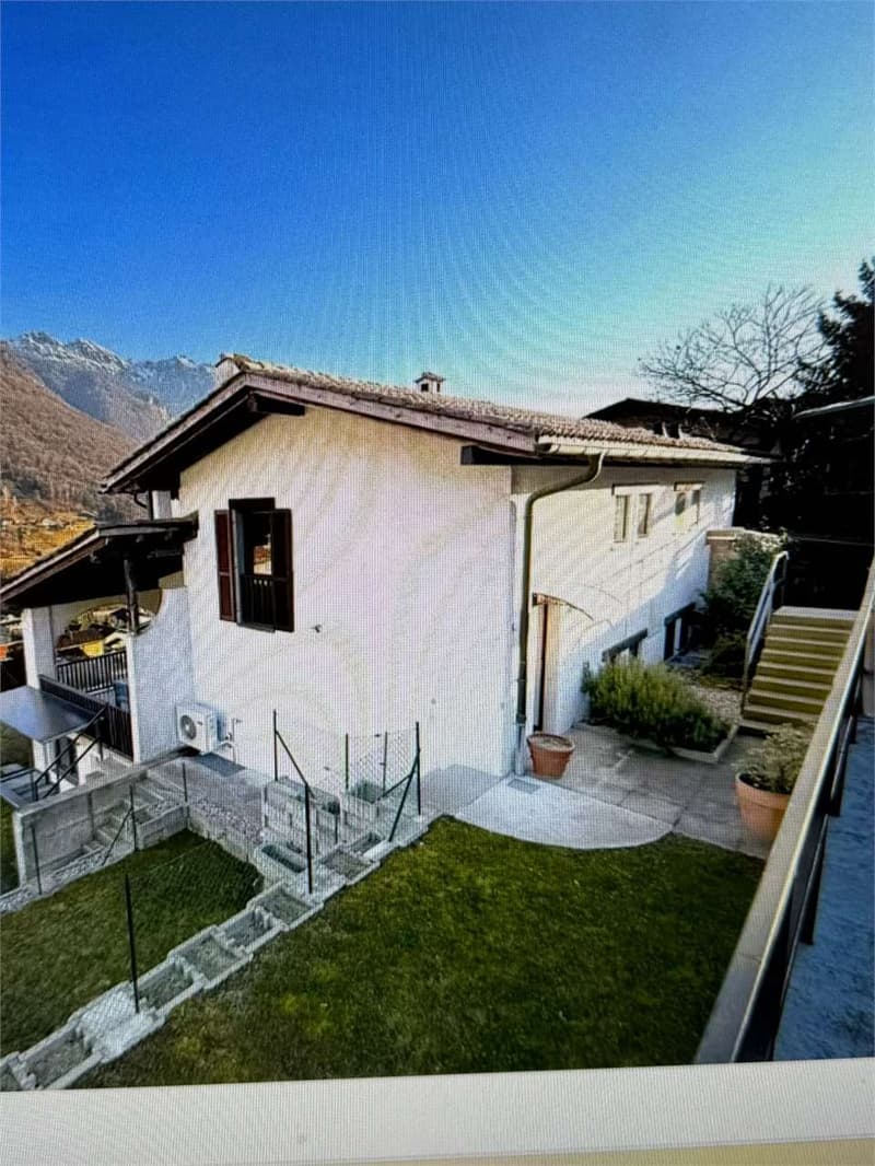 Villa bifamiliare immersa nel verde con vista panoramica (8)