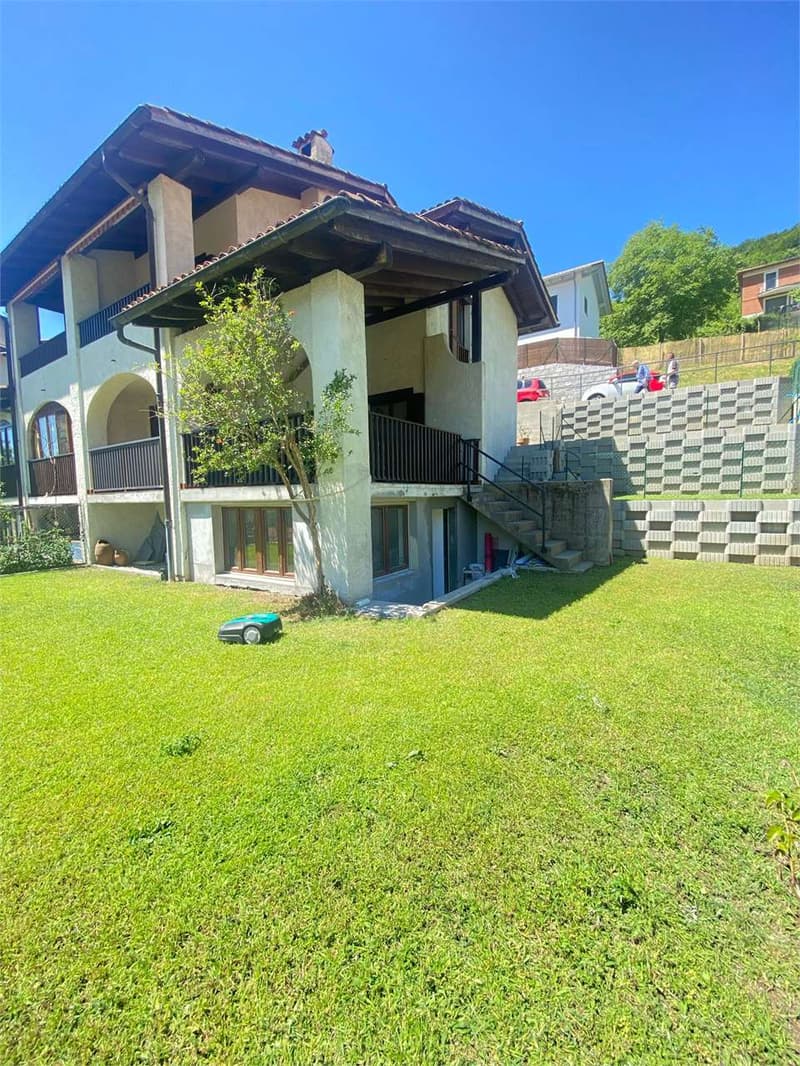 Villa bifamiliare immersa nel verde con vista panoramica (2)